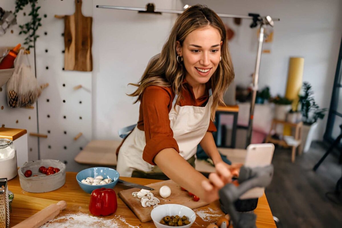 Blogueuse culinaire préparant une pizza