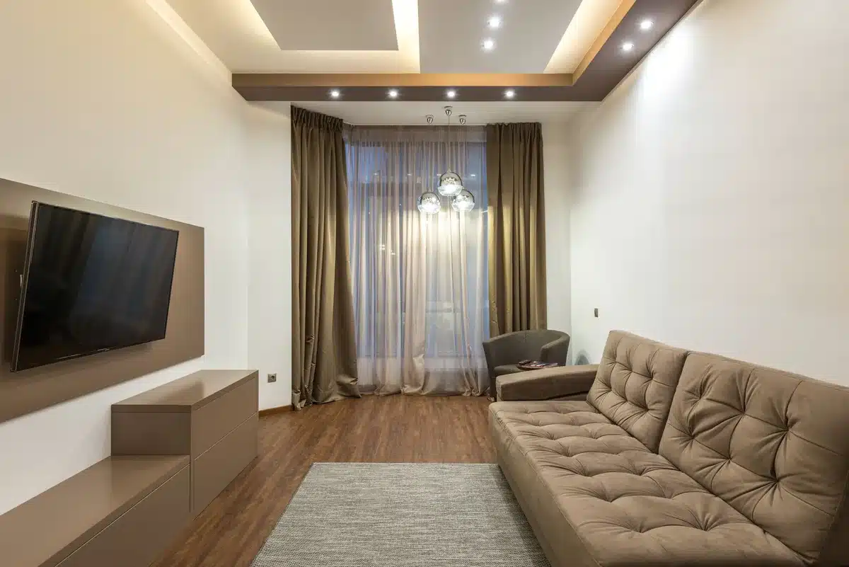 Spots LED encastrés au plafond créant une lumière uniforme et douce dans un intérieur compact.