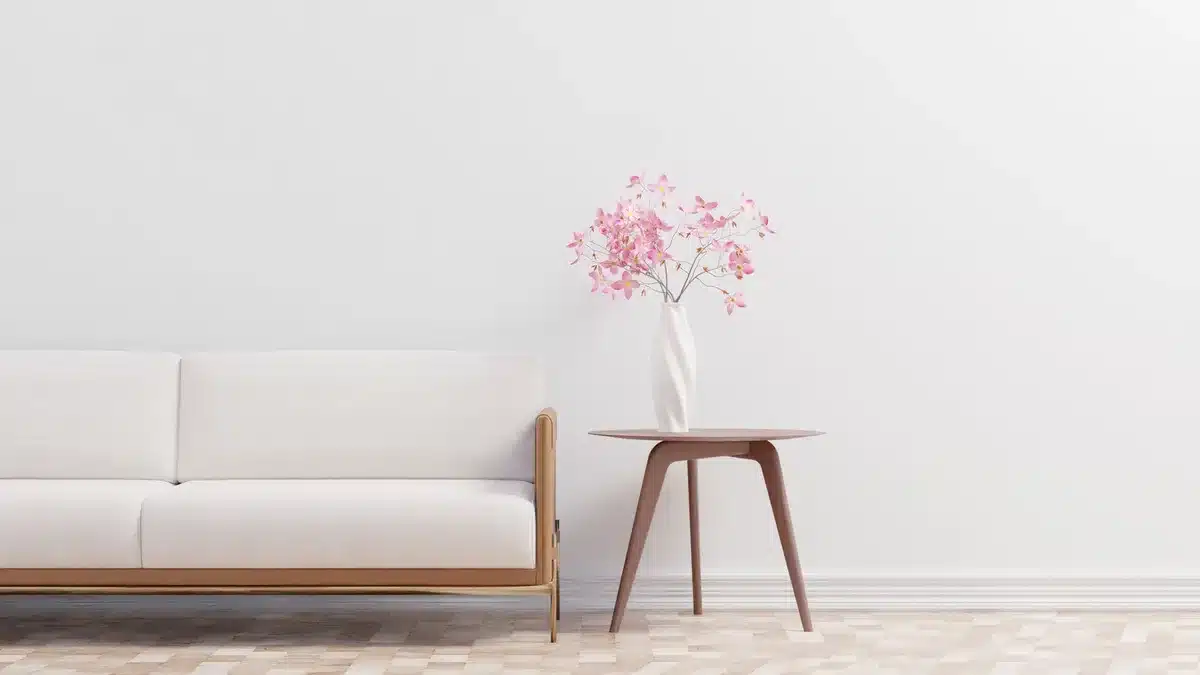 Pièce épurée avec palette de couleurs claires, mobilier bas et rangements intégrés.
