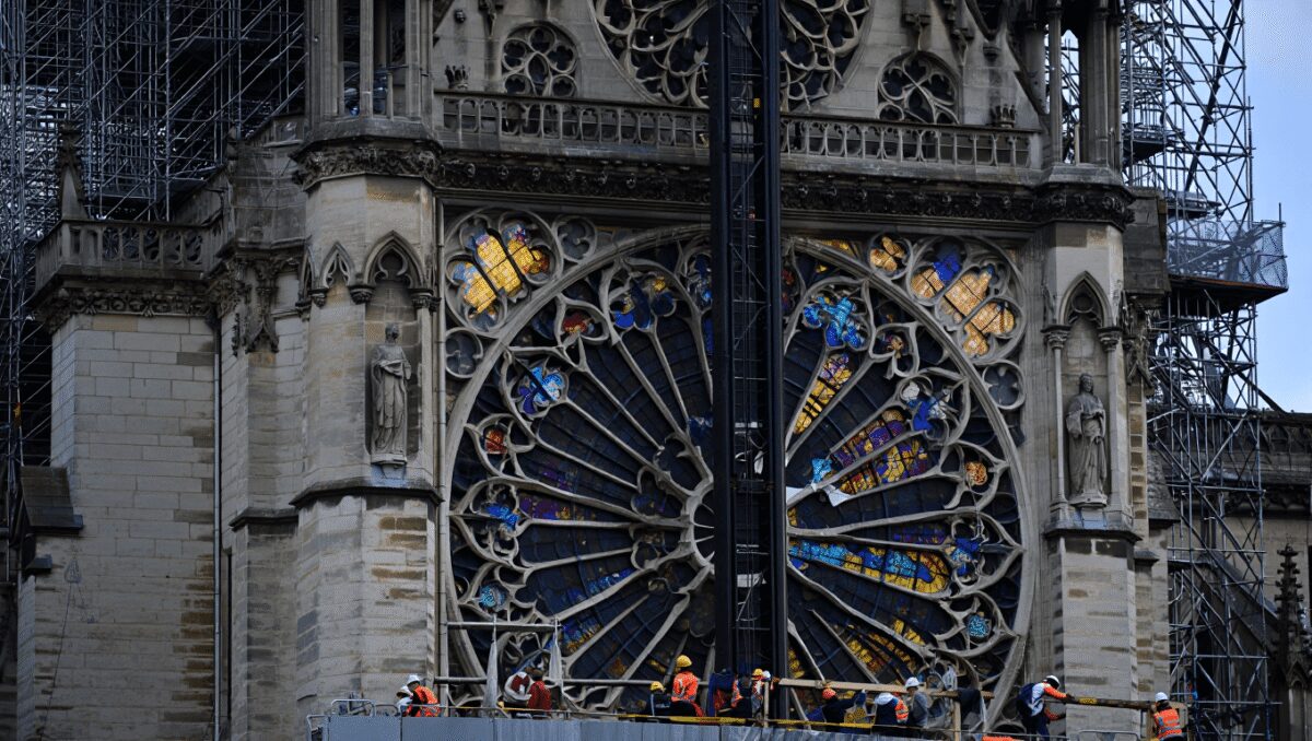 Après la polémique, les vitraux contemporains de Notre-Dame seront définitivement installés en fin d’année