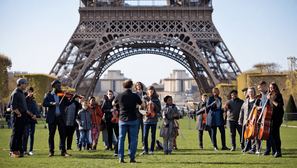 Un flashmob va avoir lieu ce vendredi au pied de la Tour Eiffel : voici comment participer