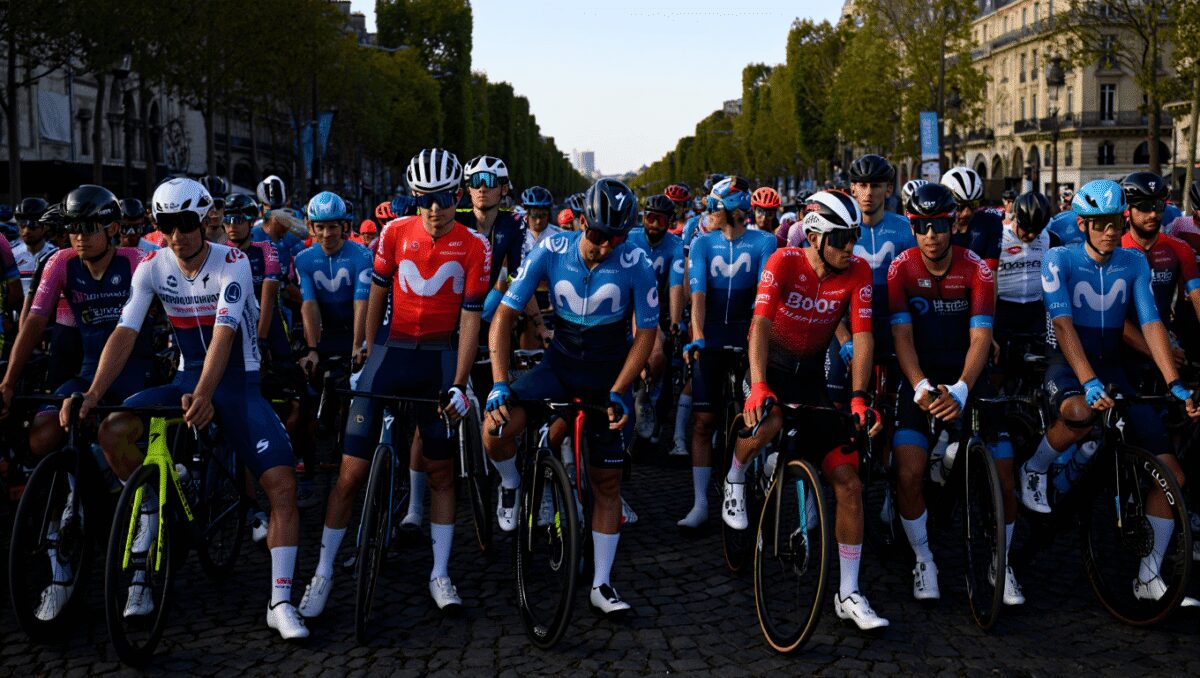 Des cyclistes réunis devant le pop-up Insta360 à Paris à l’occasion du Tour de France 2026