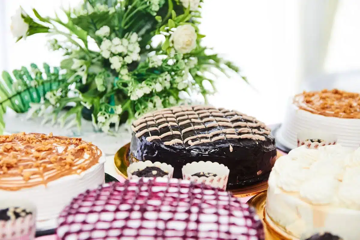 Préparation d'un gâteau à étages au chocolat avec ganache montée et couches colorées en cercle à pâtisserie