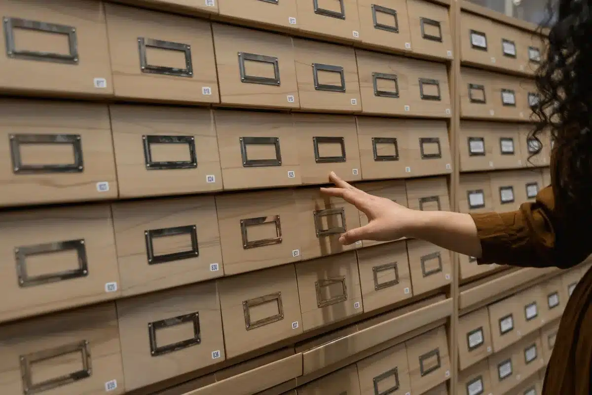 Personne parcourant des documents et archives pour trouver les meilleurs contenus