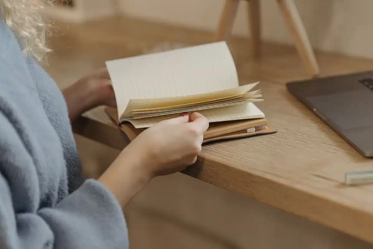 Lecteur installé confortablement avec un carnet de notes pour une lecture attentive