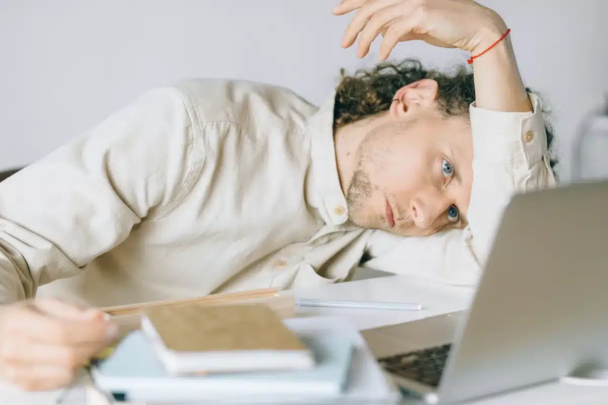 Personne fatiguée à son bureau face à l'écran d'un ordinateur