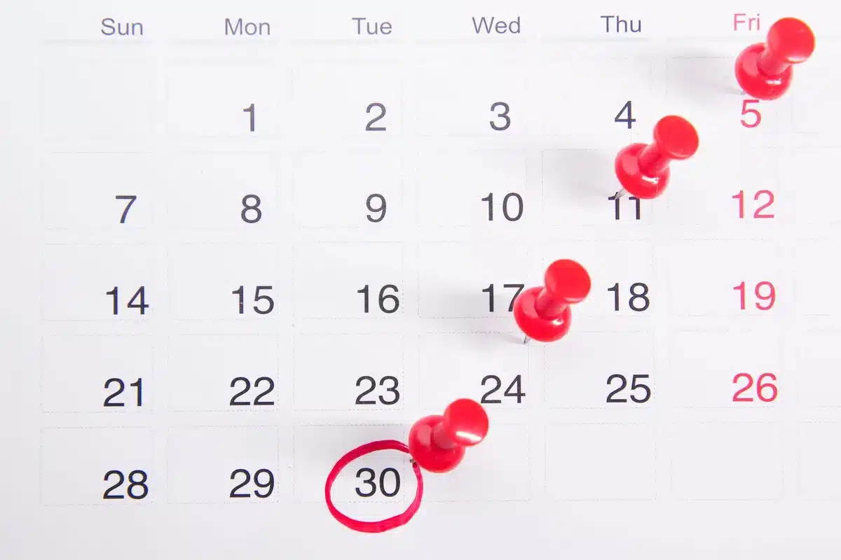 Calendrier et notes de planification pour organiser un retour progressif