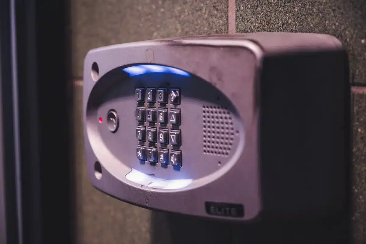 Serrure connectée moderne avec clavier numérique et lecteur biométrique