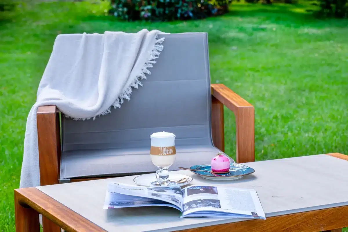 Un livre ouvert sur un fauteuil confortable avec des couvertures douces et une lumière douce