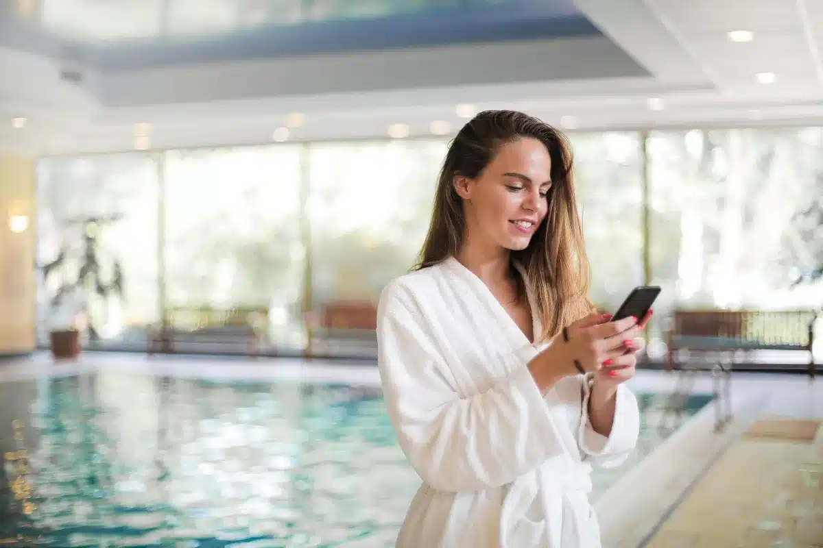 Écran mobile affichant les étapes de construction de piscine