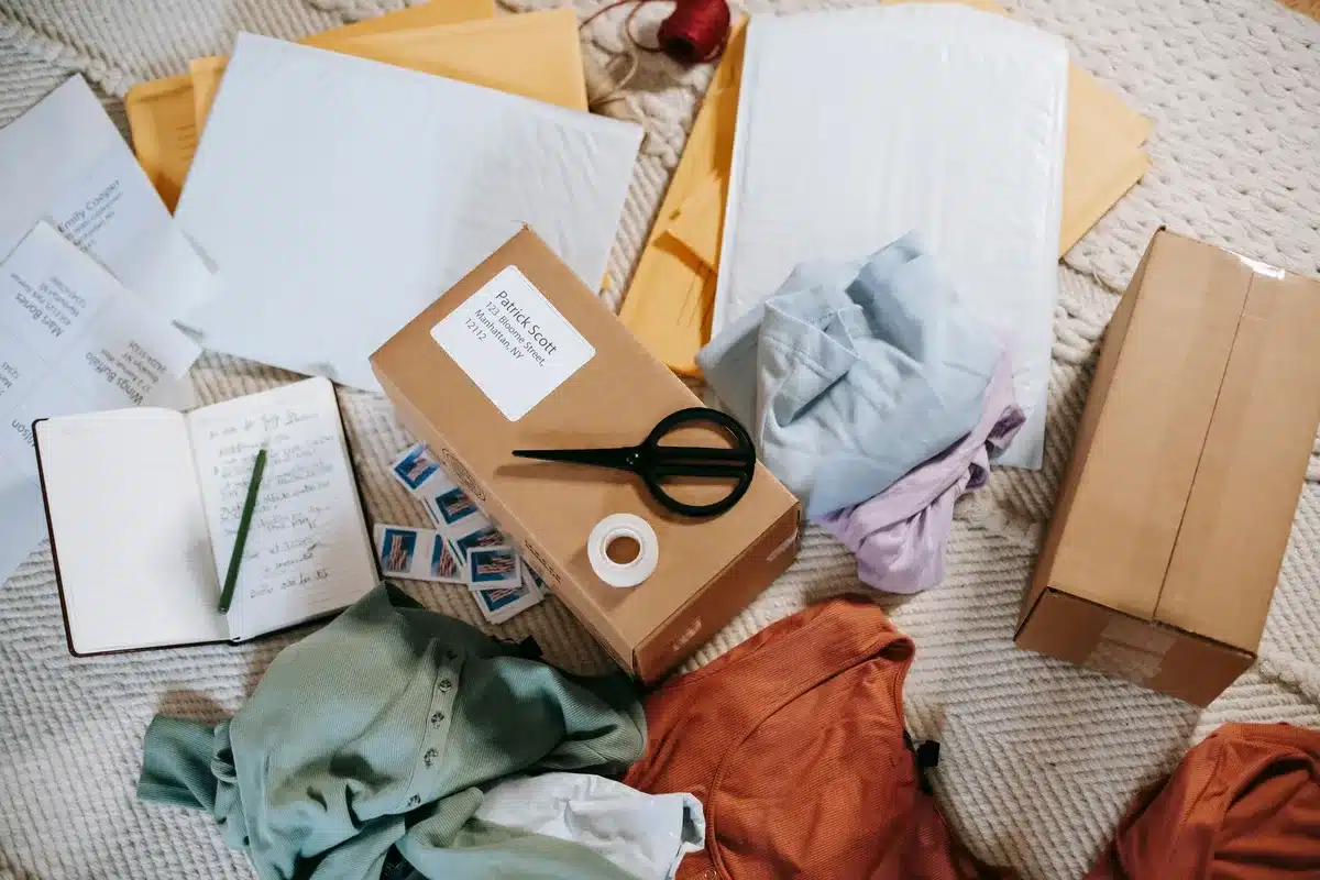 Fournitures de déménagement : cartons, film bulle, adhésif et marqueurs sur une surface