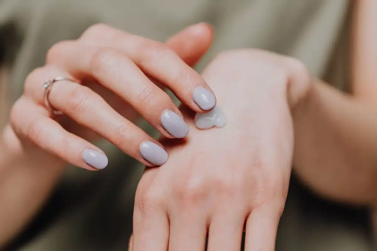 Application d'une crème hydratante sur la peau après la douche