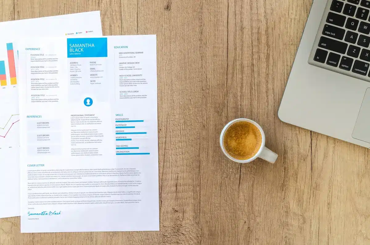 Un CV bien structuré sur un bureau avec stylo, présenté de manière lisible et professionnelle