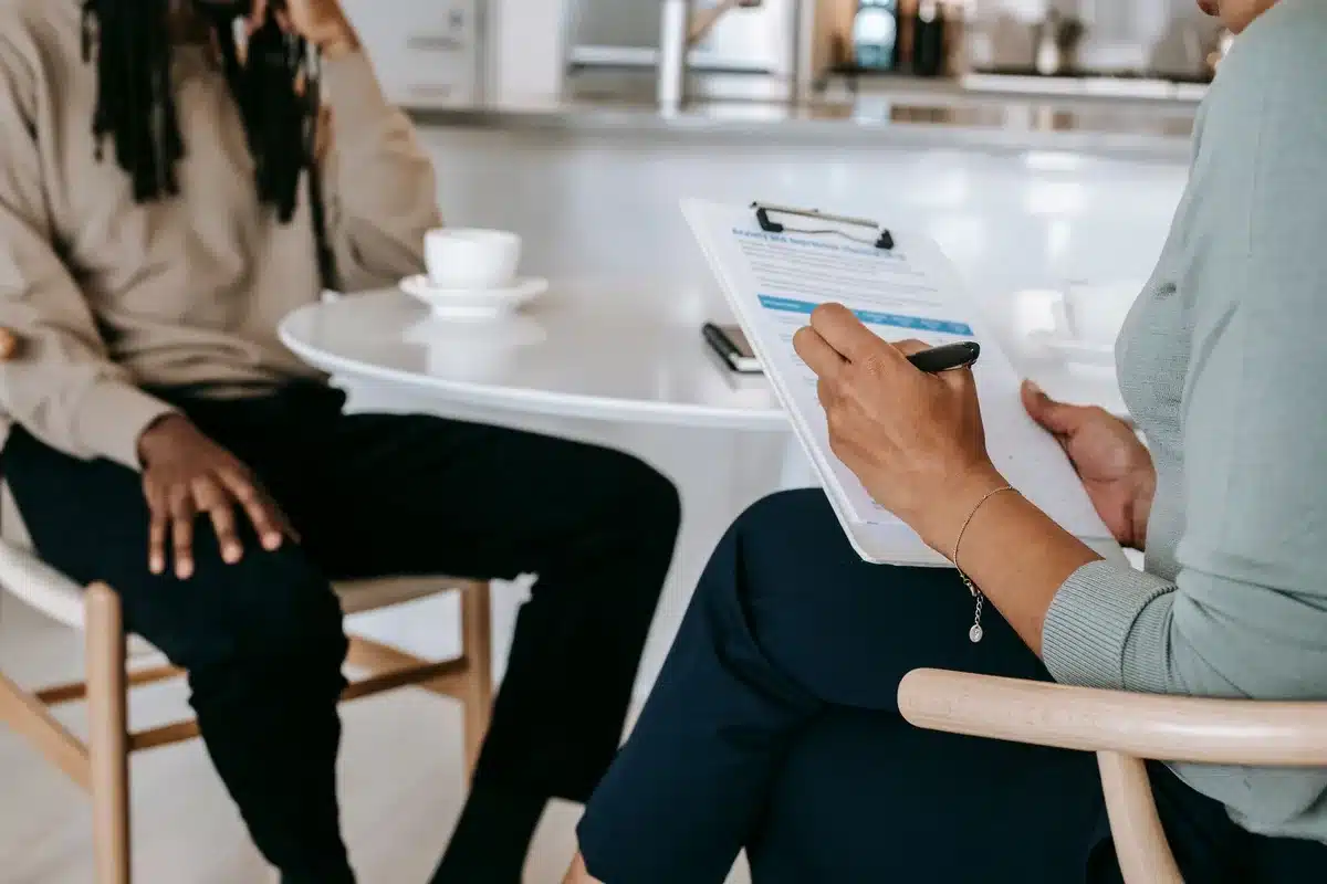 Entretien d'embauche professionnel entre un candidat et un recruteur en face-à-face
