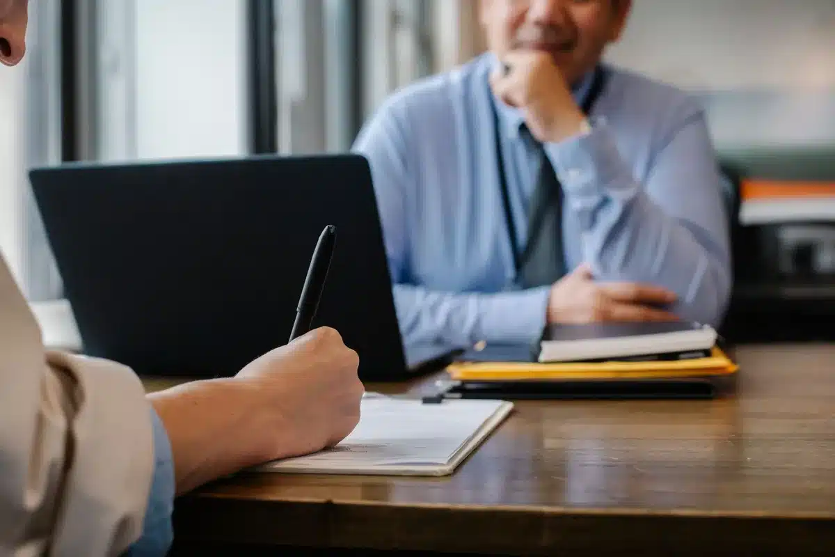 Candidats et recruteur lors d'un salon d'embauche, avec des CV et des entretiens rapides