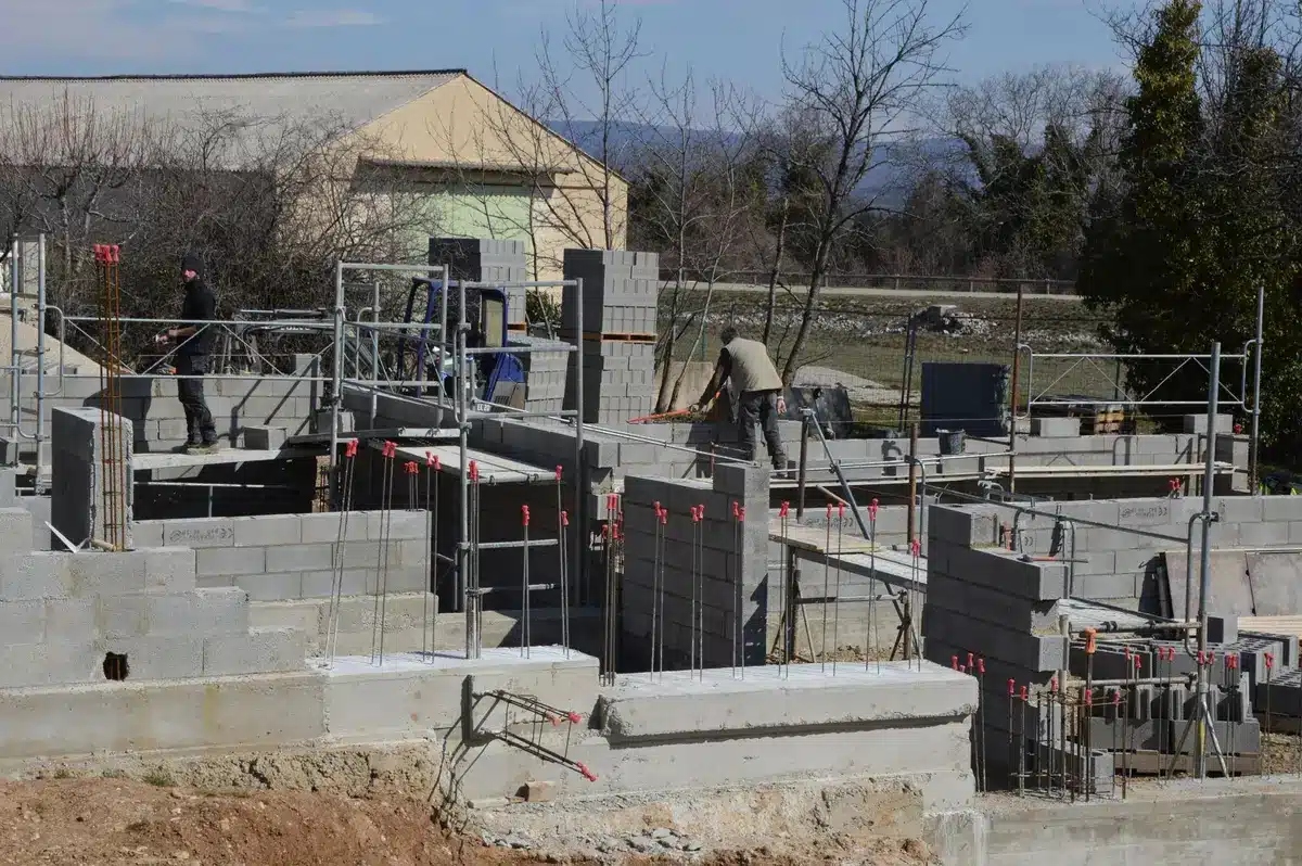Fondations en béton et ferraillage lors d'une coulée sur chantier
