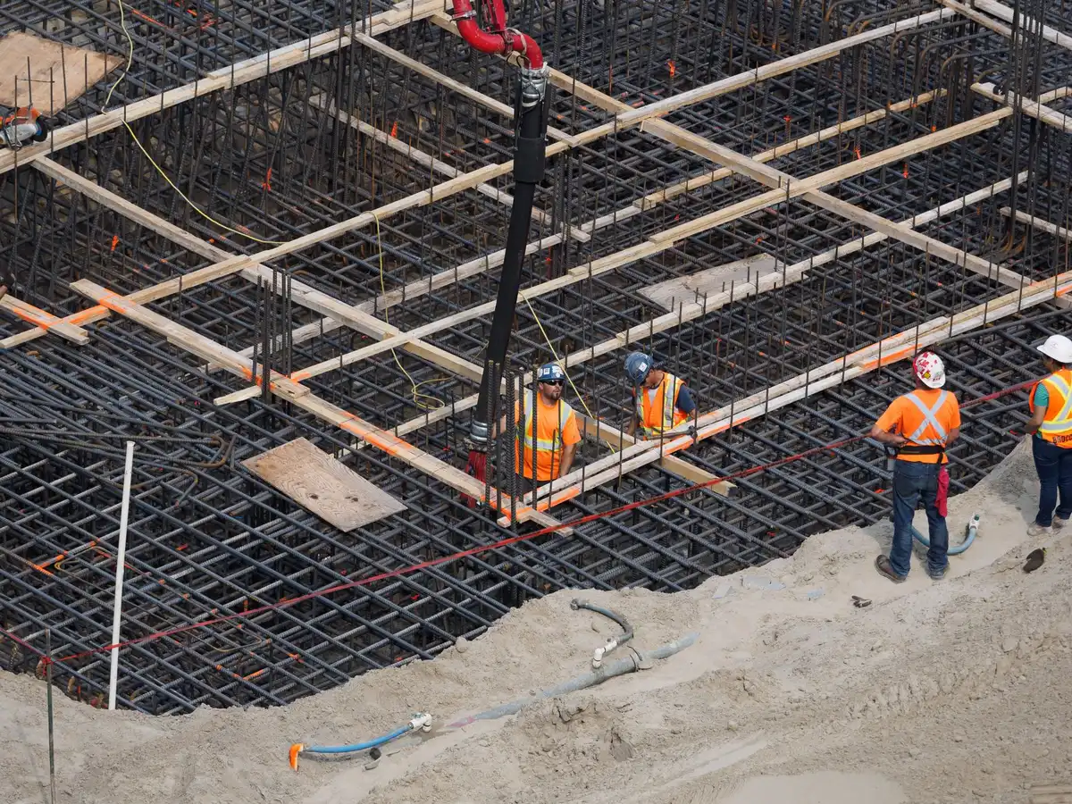 Équipe de professionnels coordinant différents corps de métier sur un chantier