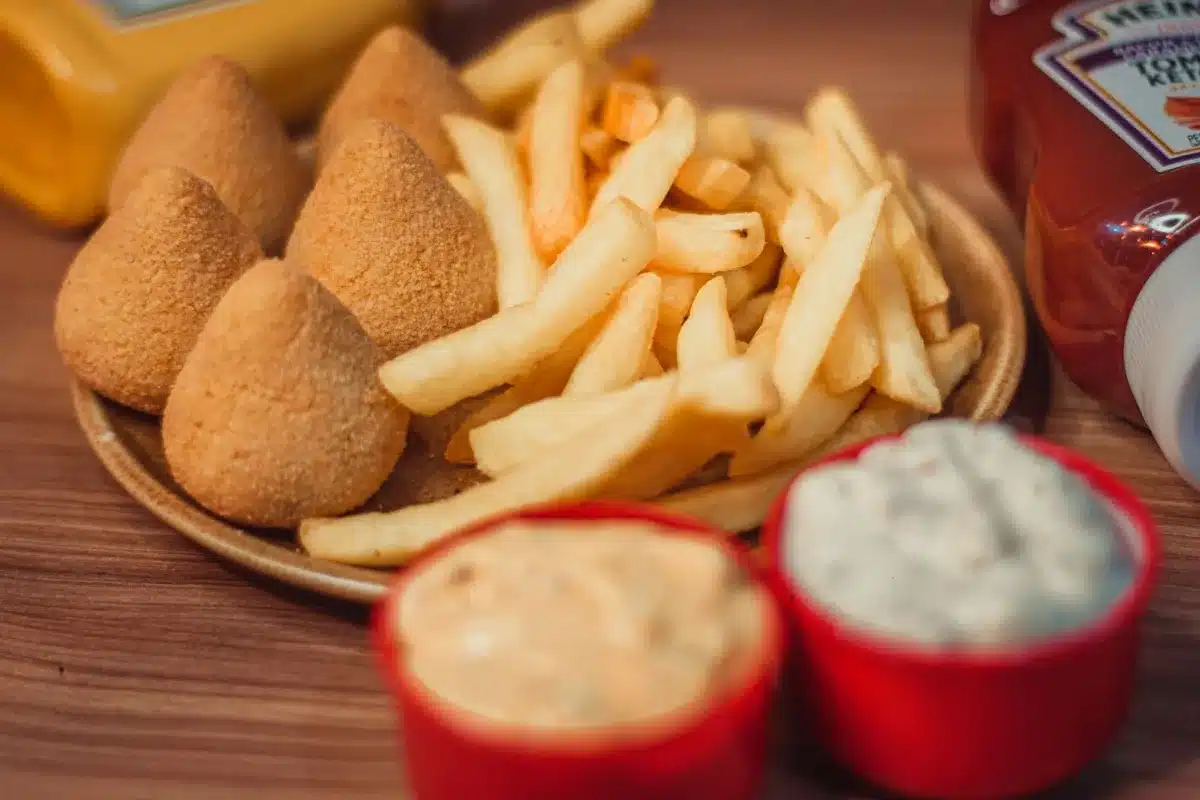 Croquettes de pommes de terre dorées et croustillantes sur du papier parchemin