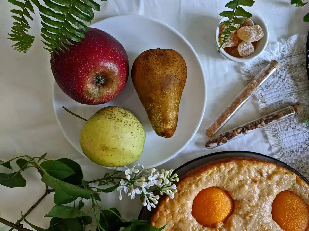 Crumble aux pommes et poires avec amandes en cours de préparation sur un plan de travail