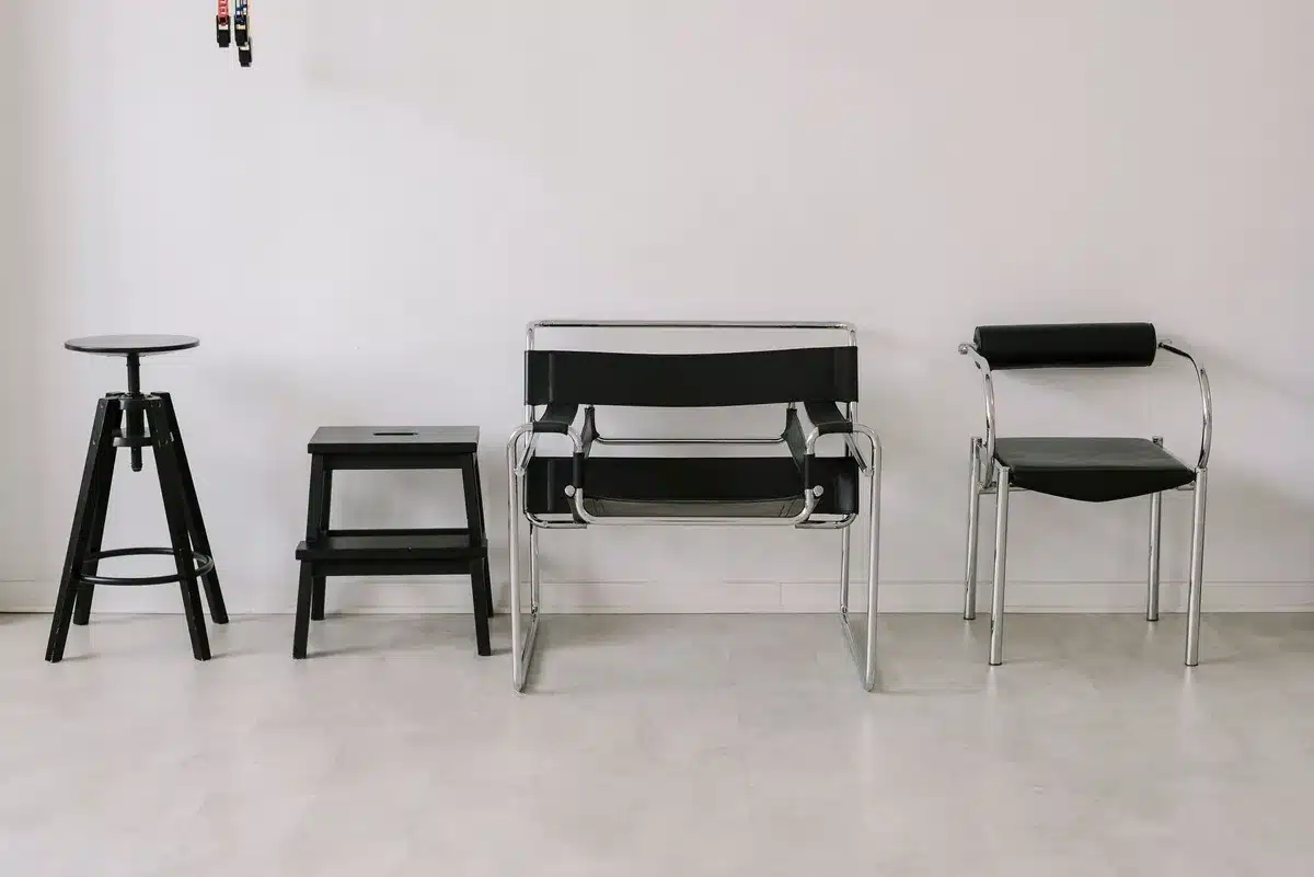 Salon élégant aux teintes noir et blanc avec mobilier épuré et éclairage doux
