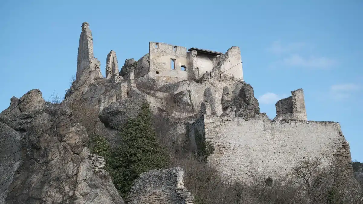 Vue panoramique de forteresses médiévales perchées sur les hauteurs d'une vallée du Languedoc