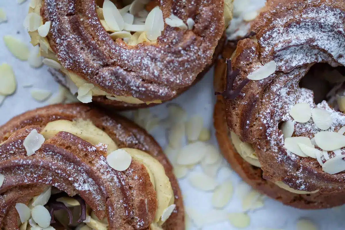 Crème d'amande et frangipane préparées dans un bol avec des ingrédients mesurés