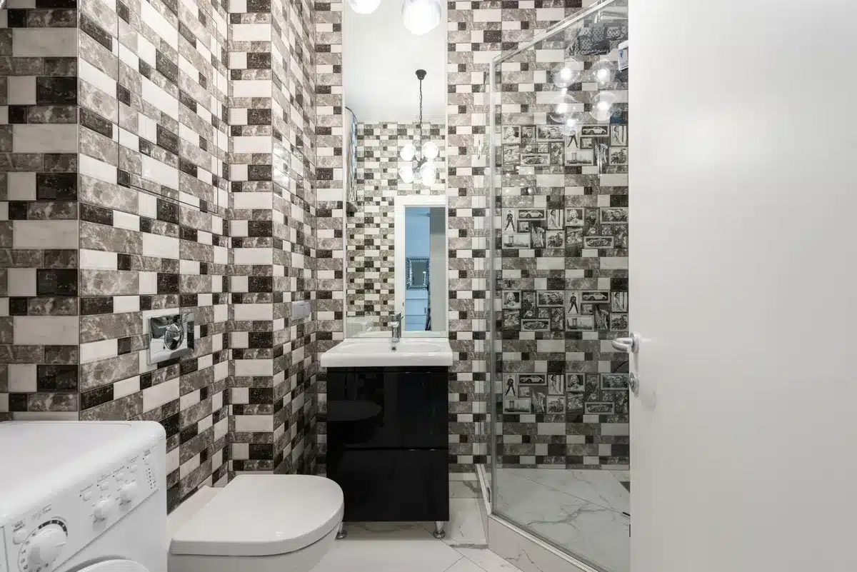 Cabine de douche moderne avec parois en verre dans une salle de bains lumineuse et épurée