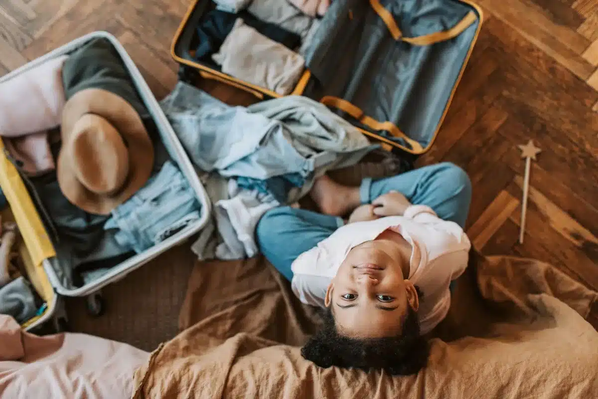 Valise ouverte avec vêtements et affaires organisés pour un voyage en famille