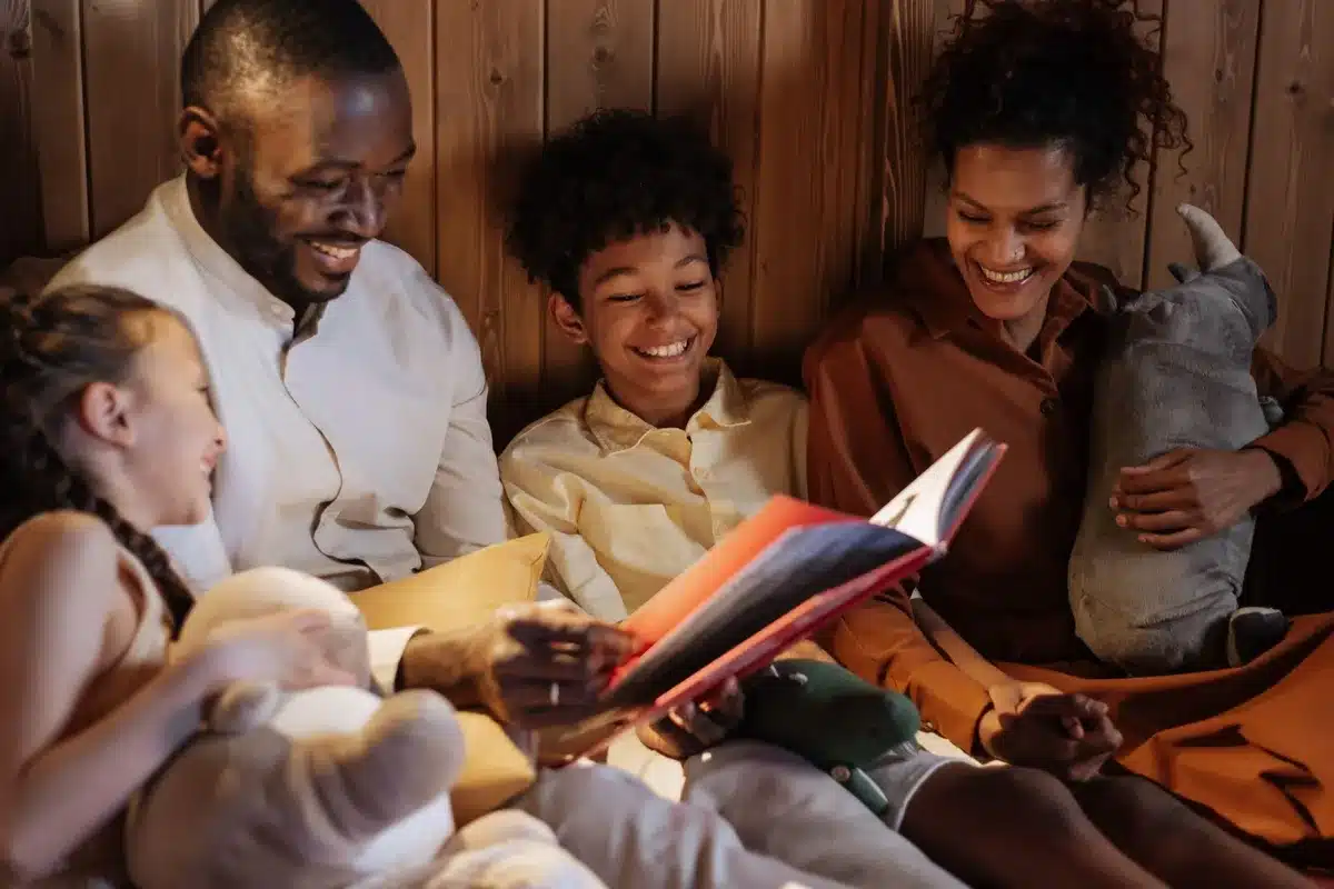 Famille partageant un moment calme ensemble le soir avant le coucher