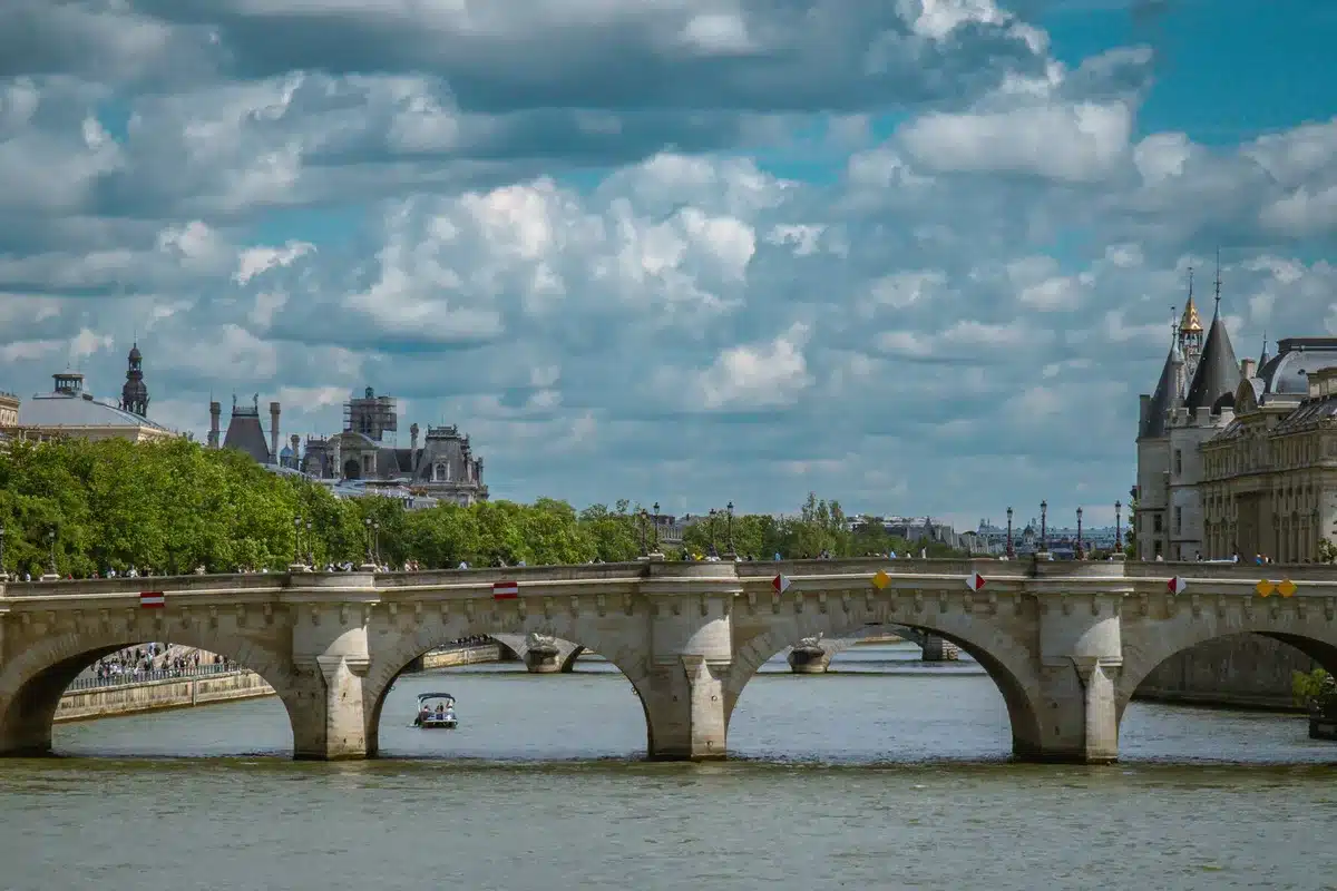 Vue du Pont Neuf et de la Seine depuis une perspective urbaine parisienne