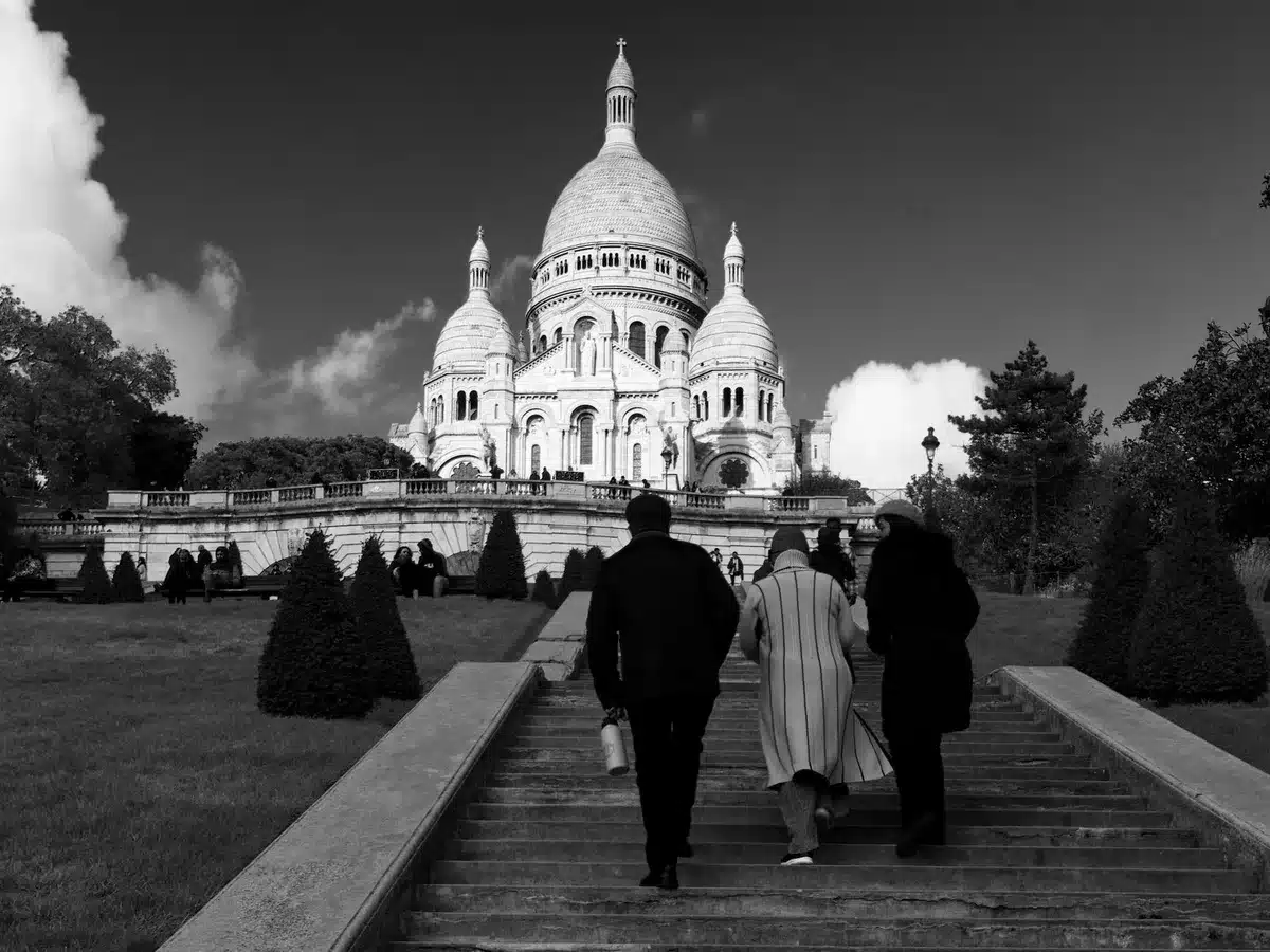 Escaliers menant vers la basilique du Sacré-Cœur à Montmartre