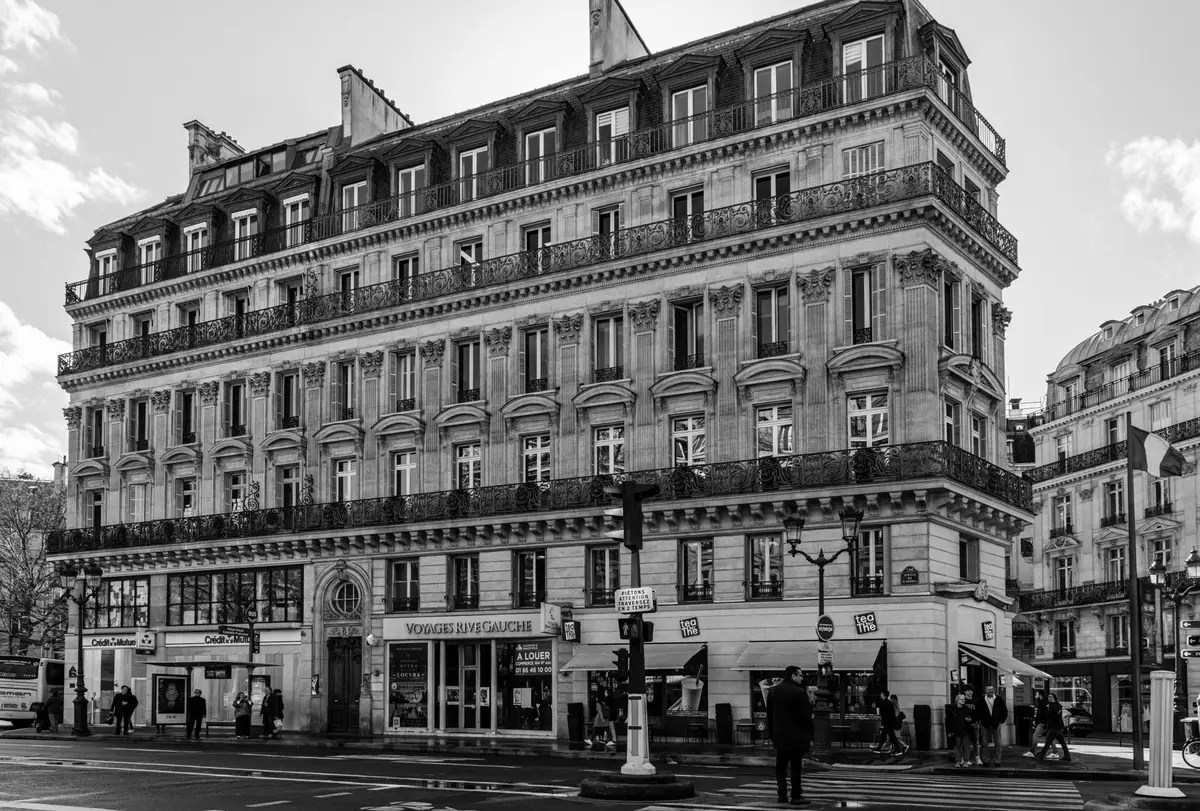 Vue depuis la fenêtre d'un bus parisien sur les façades haussmanniennes et les quais de la Seine