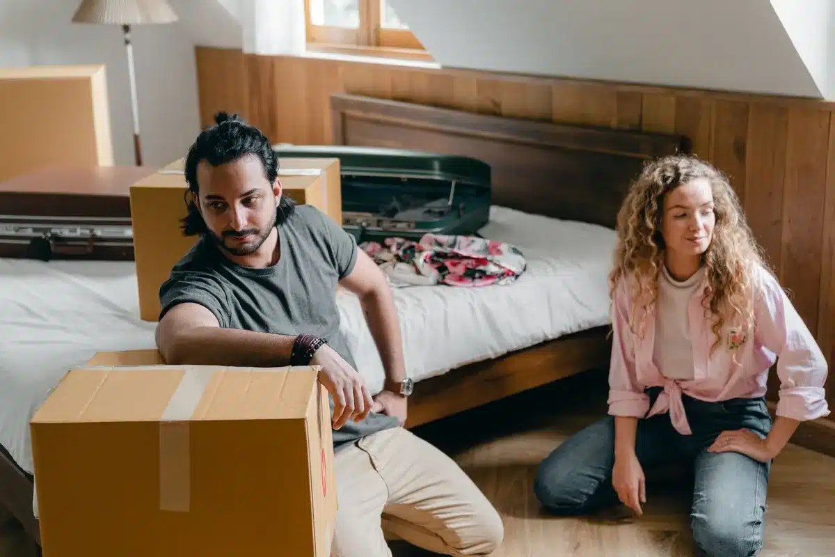 Chambre accueillante avec lit bien fait, lumière douce et éléments de détente après un voyage