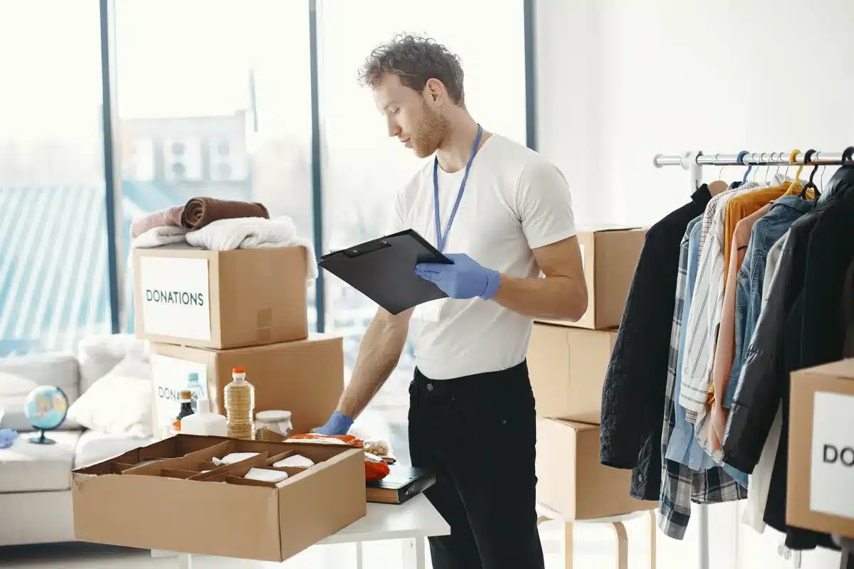 Professionnels triant des objets lors d'un débarras de maison
