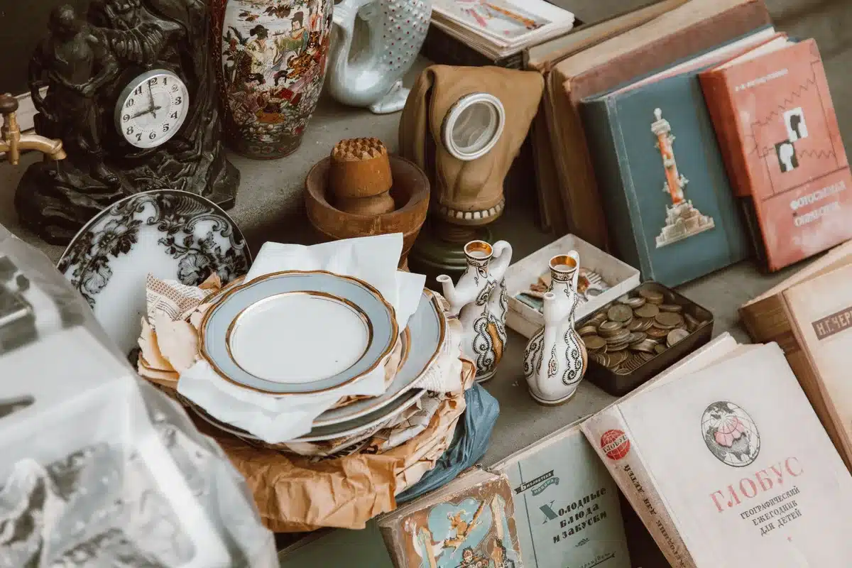 Mains triant des objets et des boîtes dans une maison encombrée