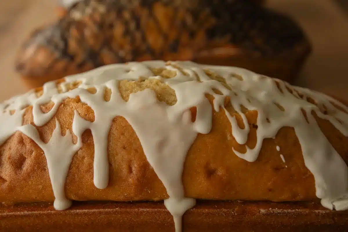 Application de l'enrobage croustillant spéculoos sur une bûche glacée avec douille