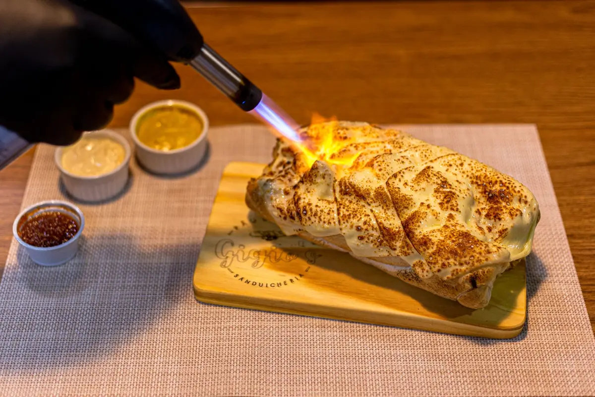 Meringue italienne flambée au chalumeau sur un croissant, surface dorée et caramélisée