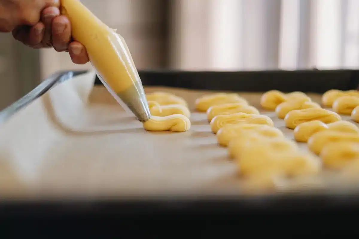 Préparation de pâte à choux en poche à douille pour former la couronne