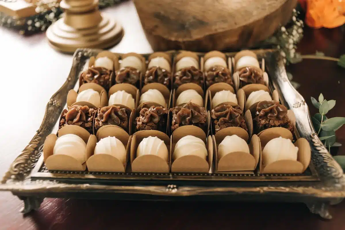 Glaçage à la ganache blanche et noix de coco appliqué sur la couronne de choux