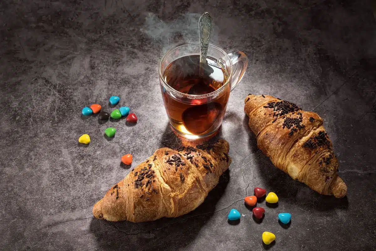 Pains au cacao artisanaux avec pépites de chocolat en cours de cuisson au four avec vapeur