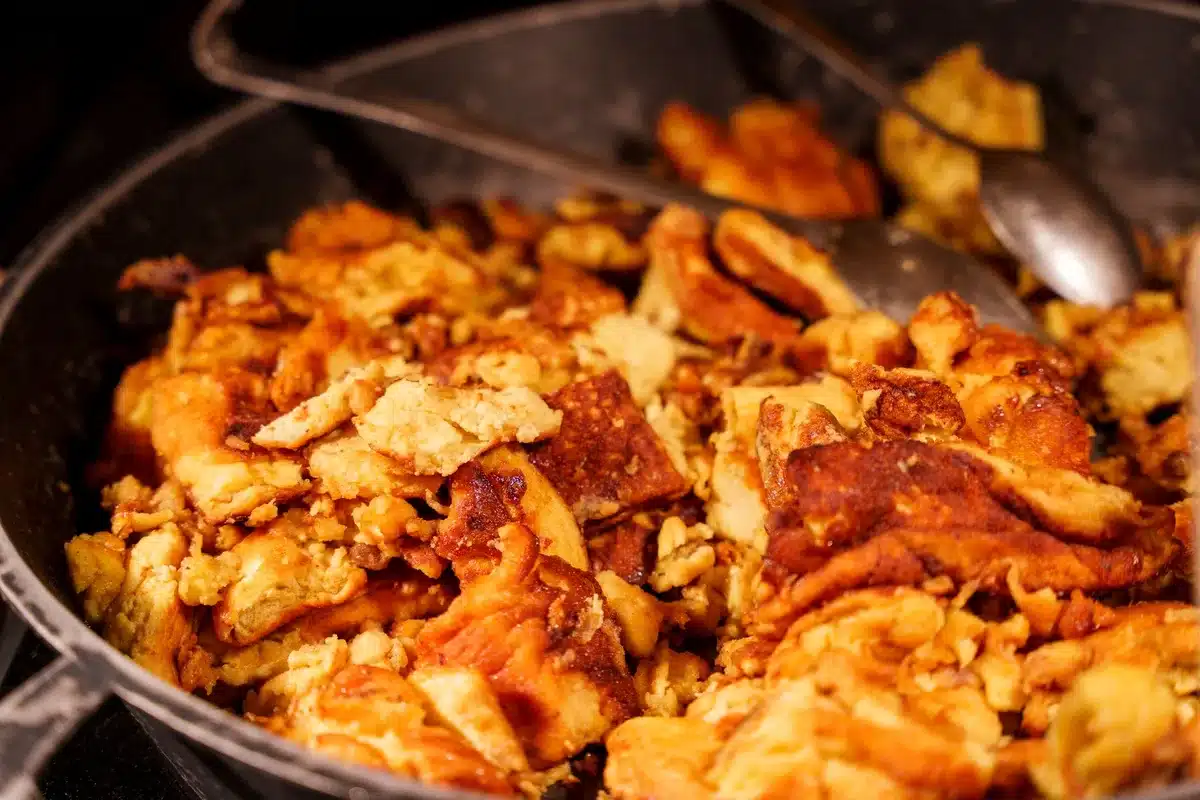 Dés de pommes caramélisés dans une poêle avec du beurre et de la cannelle