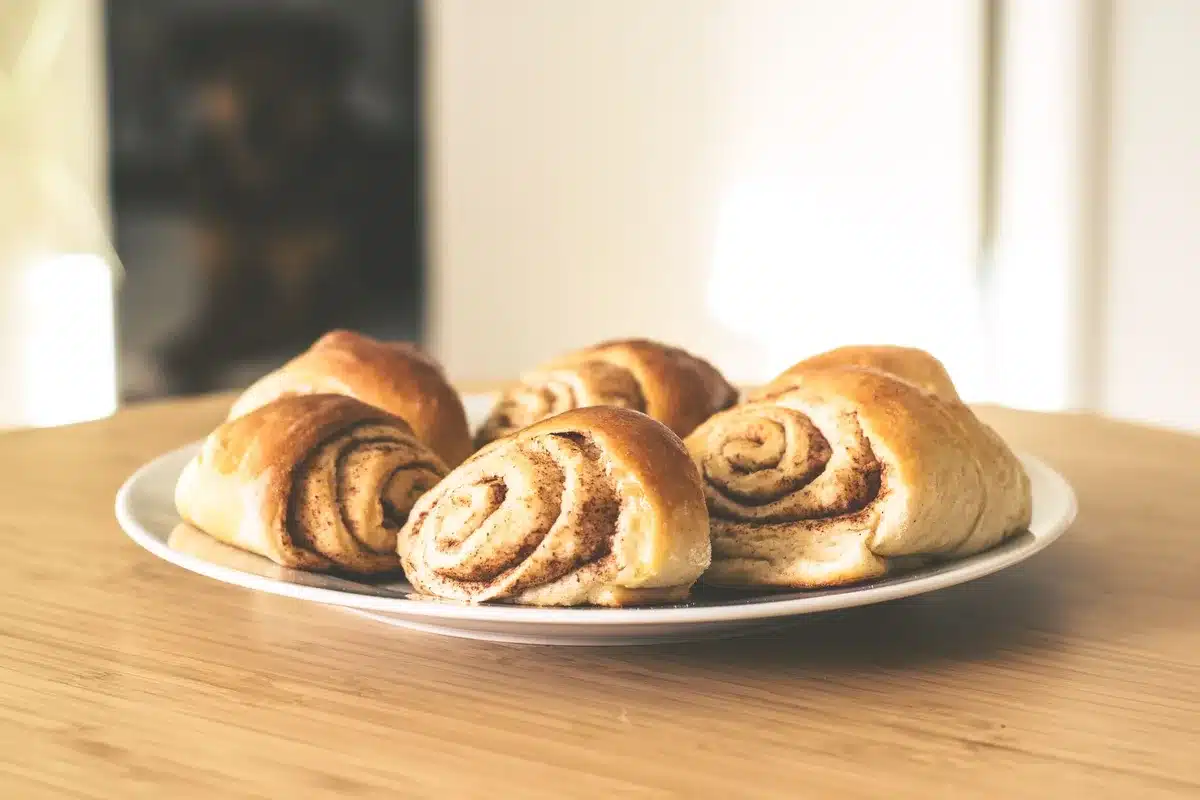 Tronçons de brioche roulée disposés dans un moule, en cours de levée