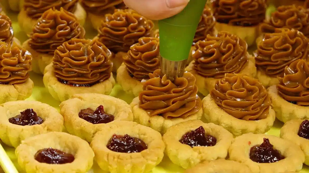 Ingrédients étalés pour une tarte : thon égoutté, tomates séchées, moutarde et pâte