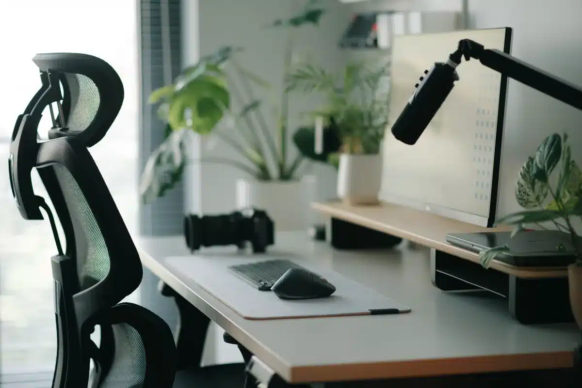 Bureau ergonomique à domicile avec chaise confortable, écran à hauteur des yeux et éclairage naturel