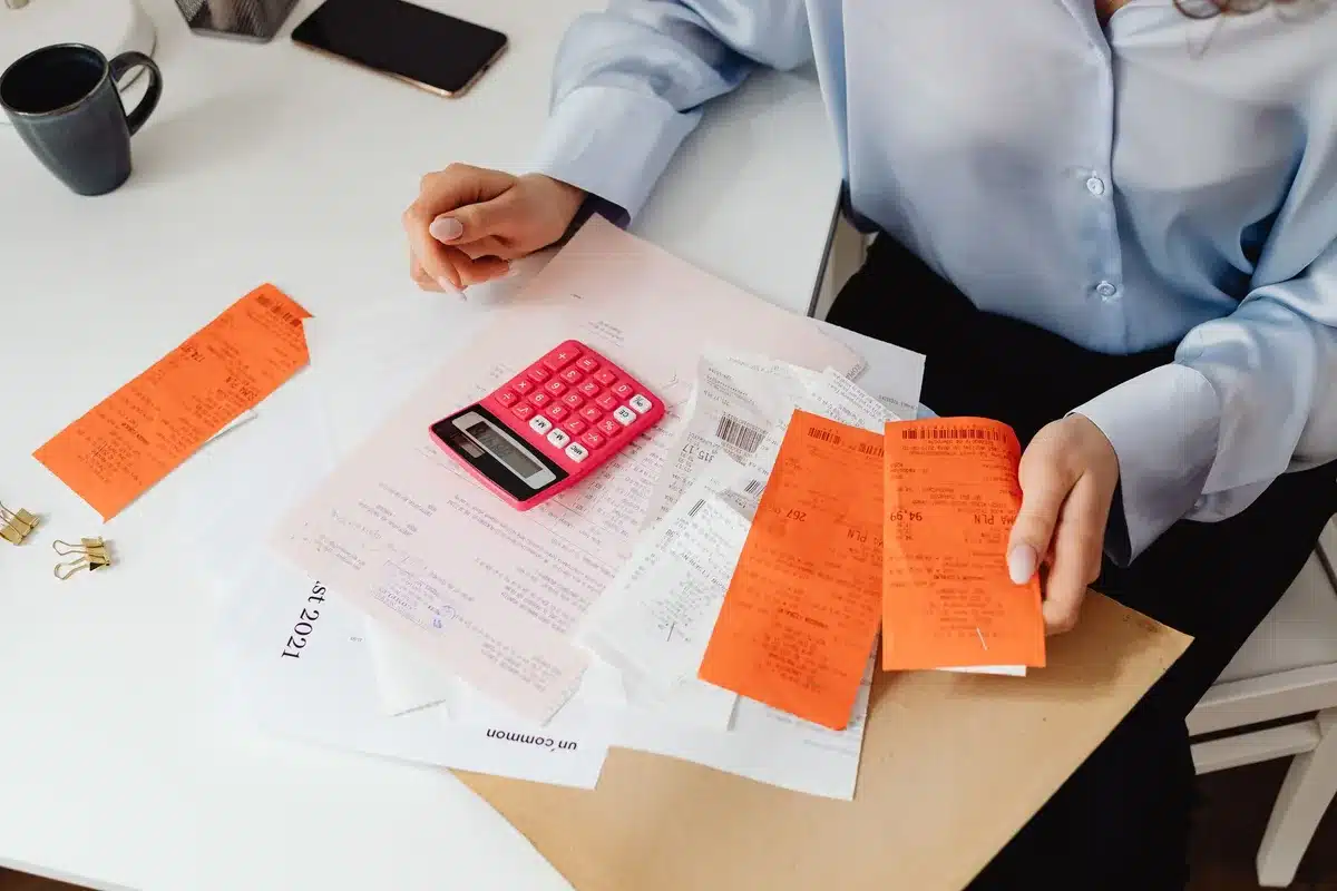 Tableau comparatif des revenus et dépenses mensuelles pour livreurs Deliveroo