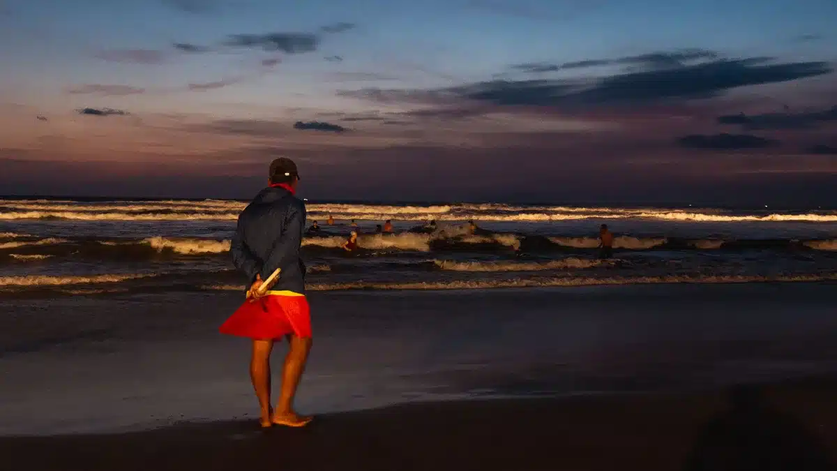 Drapeau de sécurité sur une plage avec des baigneurs et un maître-nageur en surveillance