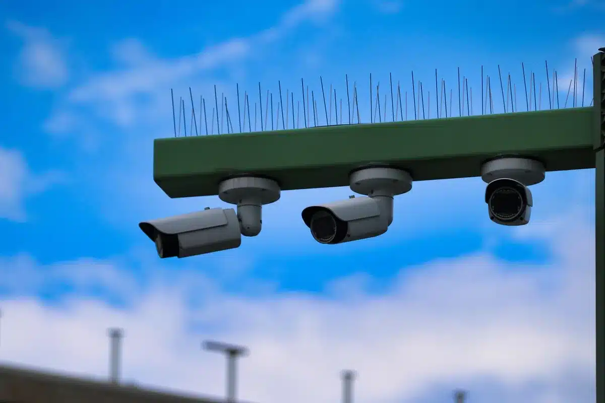 Intérieur de restaurant à volonté en journée avec caméra de surveillance visible