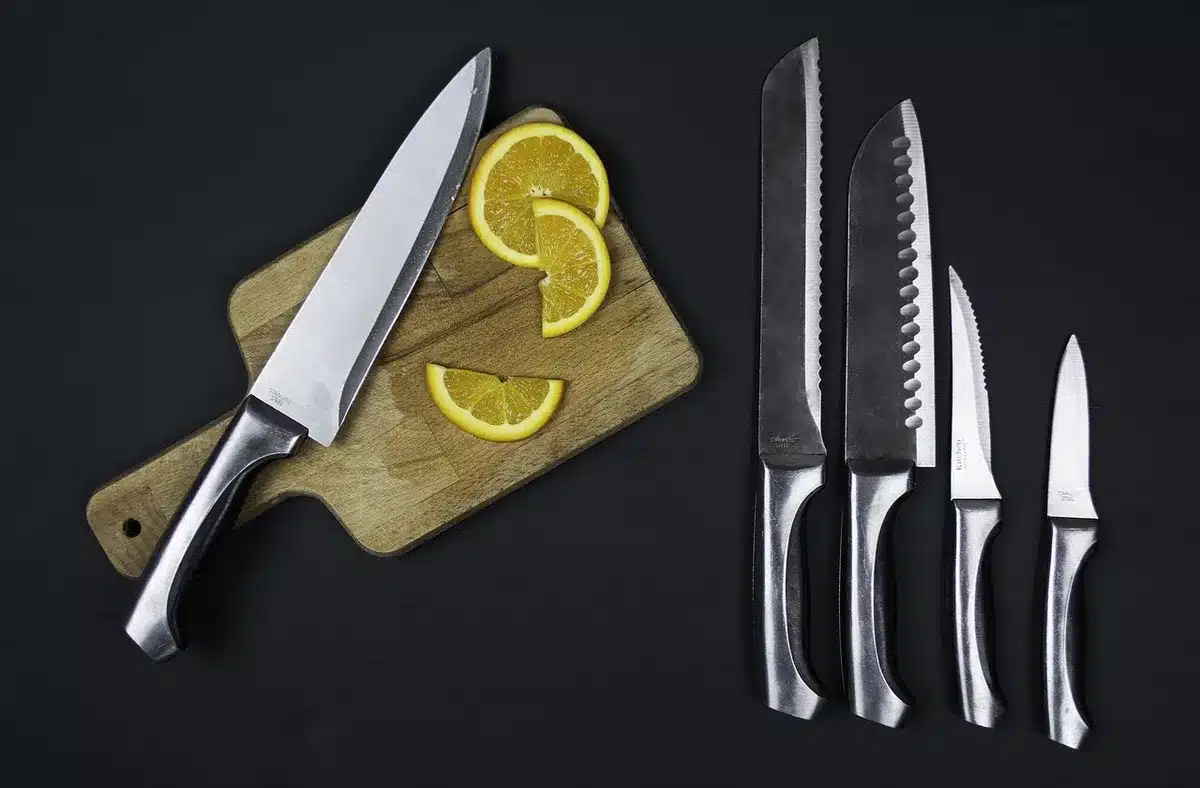 Ustensiles essentiels : poêle en fonte, couteau aiguisé et citrons