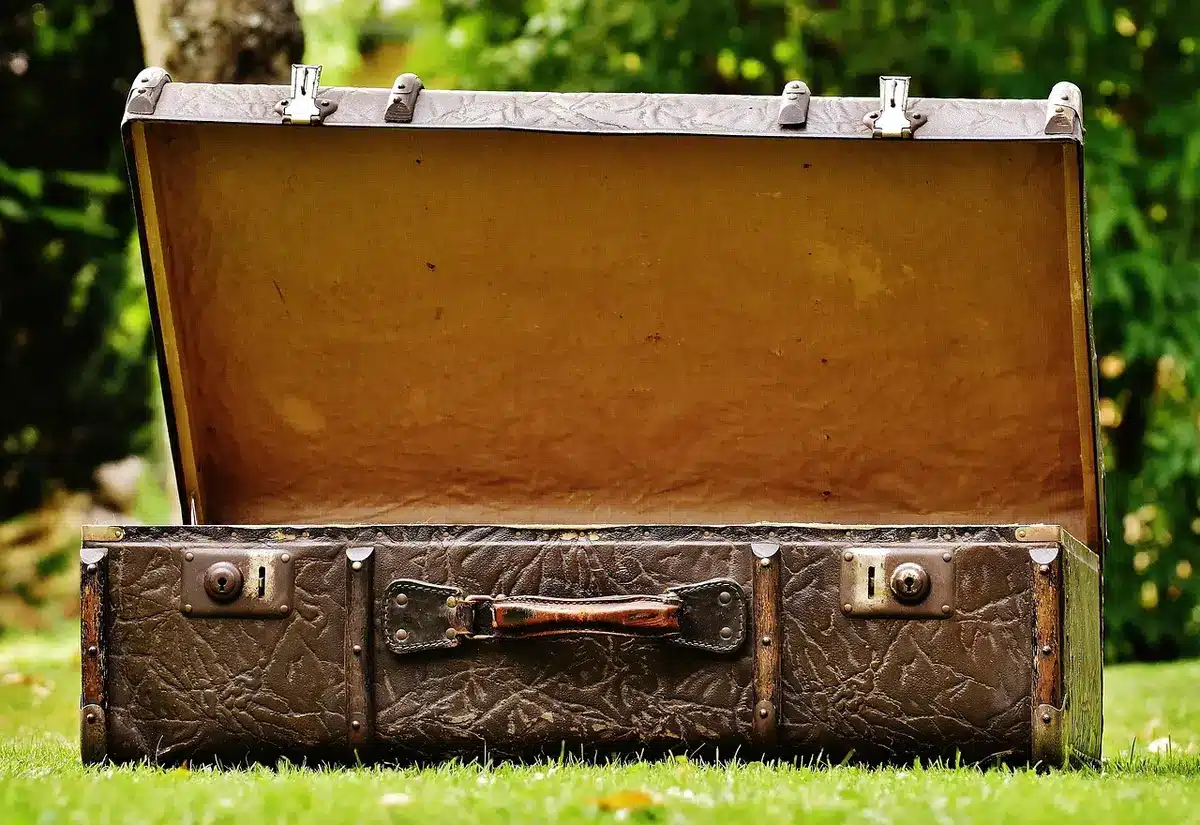 Valise ouverte avec vêtements roulés et pochettes organisées en plein jour