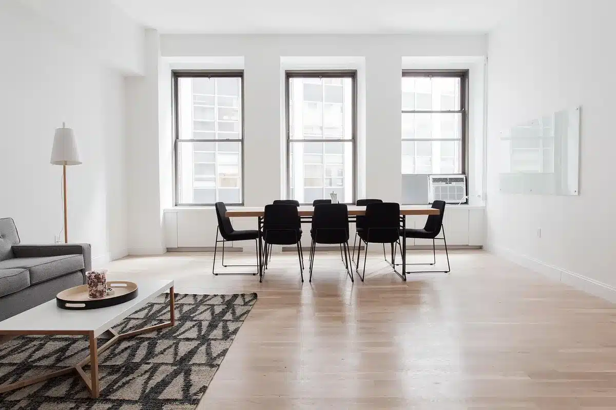 Intérieur de logement avec sol en carrelage effet pierre